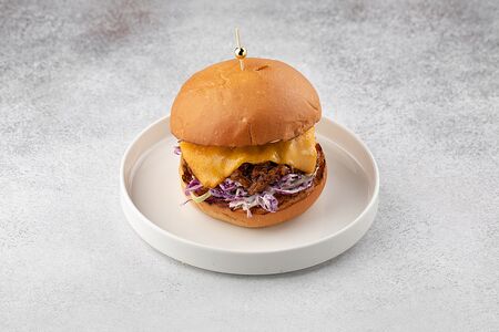 Corned бургер с салатом коул слоу и горчичным соусом