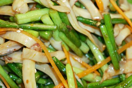 Кальмар, жаренный со стрелками чеснока