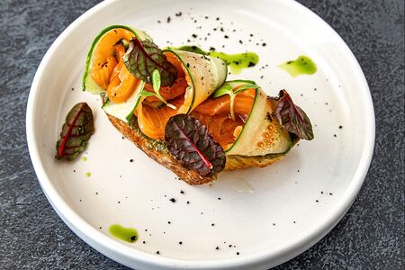 Брускетта с лососем