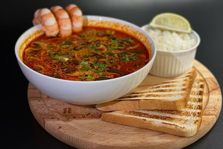 Том ям с морепродуктами