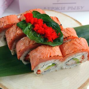 Филадельфия с опаленным лососем и креветками