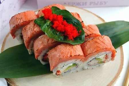 Филадельфия с опаленным лососем и креветками