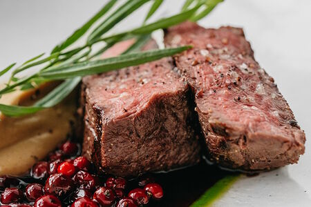 Мраморная вырезка с кремом из белых грибов и соусом порто