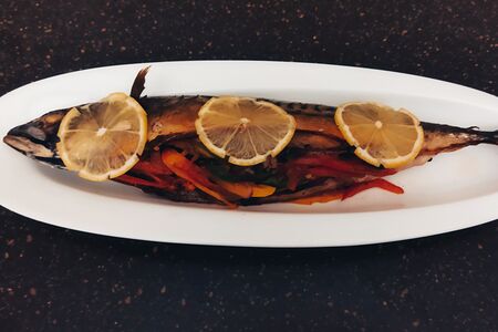 Скумбрия, запеченная с овощами