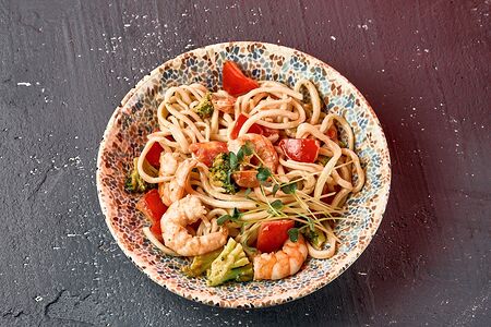 Лагман с креветками в соусе пармеджано