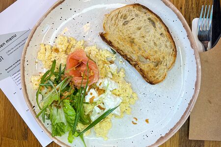 Скрембл, французский омлет или глазунья с лососем