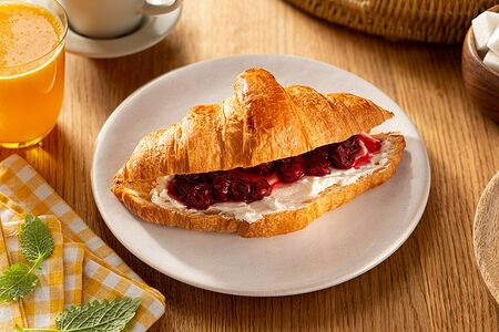 Круассан с вишневым вареньем и творожным сыром