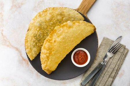 Чебурек из баранины с томатным соусом 1 шт