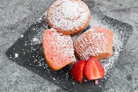 Кекс с клубникой