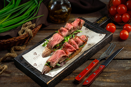 Брускетта с ростбифом и вялеными томатами