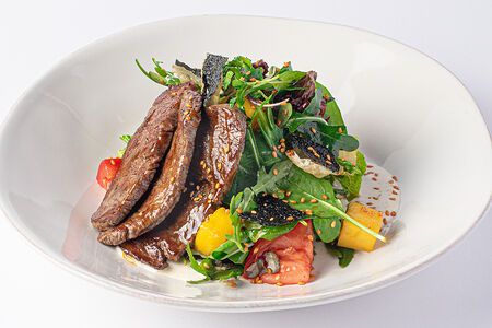 Азиатский салат с мраморной говядиной