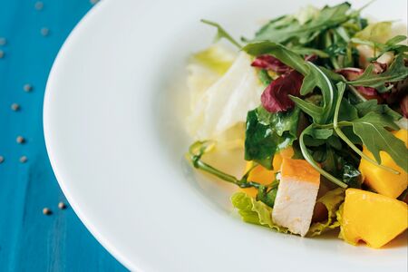 Салат с курицей и манго