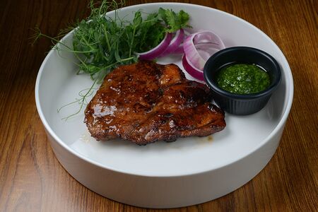Стейк из cвинoй шеи с соусом чимичурри