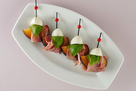 Канапе со сливой и сыровяленым окороком