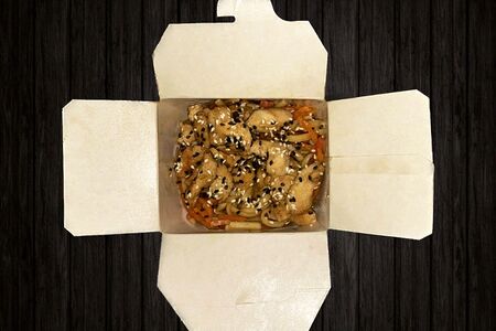 Удон с овощами, свининой и соусом терияки