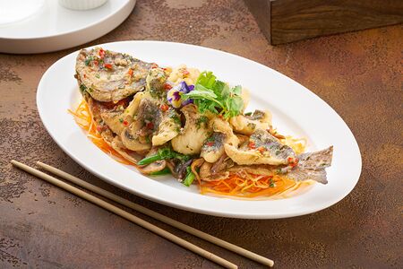 Хрустящая дорадо и азиатские овощи