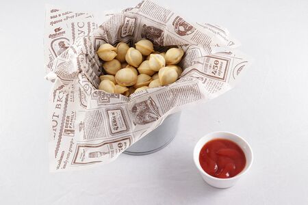 Детские жареные пельмени с соусом на выбор