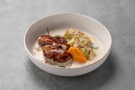 Утиная ножка с голубцами из пшеницы в соусе из сливок и бренди