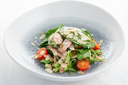 Теплый салат с уткой и имбирным чили