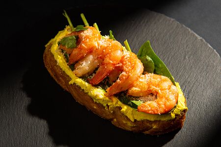 Брускетта с креветкой, шпинатом и пармезаном