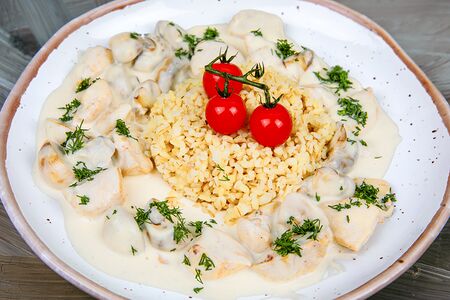 Куриное филе с грибами в сливках