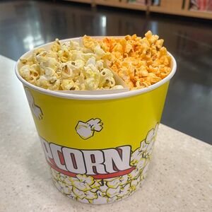 Микс сырного и соленого попкорна средний