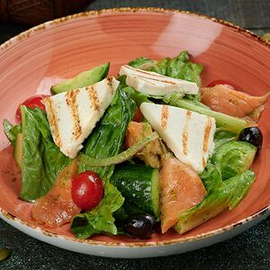 Салат с лососем и домашним сыром