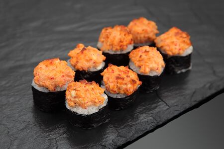 Запечённый ролл с острым лососем