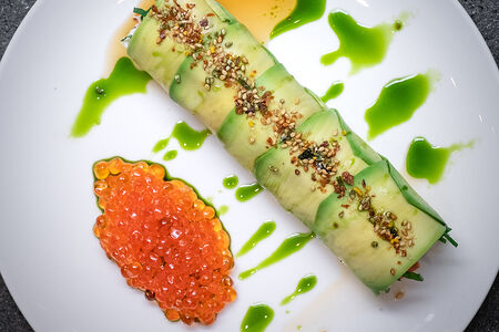Салат-ролл авокадо, краб и красная икра