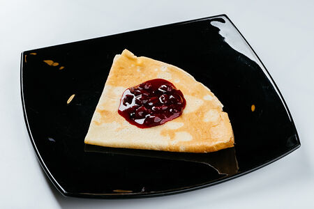 Блин с клубничной начинкой