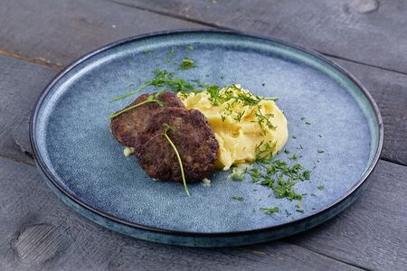 Котлетки из мраморной говядины с пюре