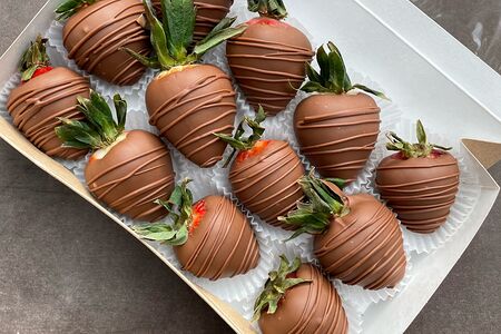 Набор клубники в шоколаде Молочное наслаждение 12 ягод