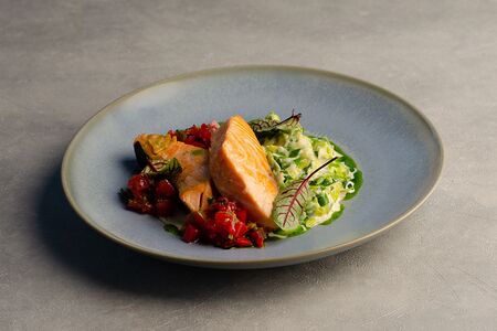 Лосось с луком порей и томатной сальсай