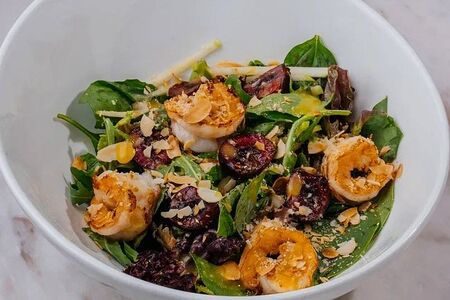 Салат с креветками и черешней