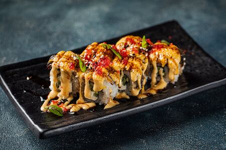 Ролл с запечённым угрём и тёплым спайси соусом