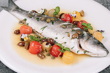 Запеченный сибас по-средиземноморски