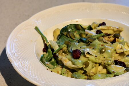 Зеленый салат с кабачком и авокадо