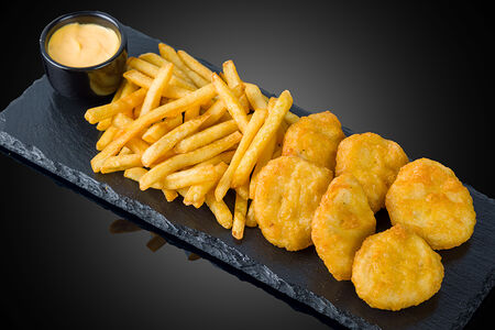 Картофель фри и наггетсы куриные