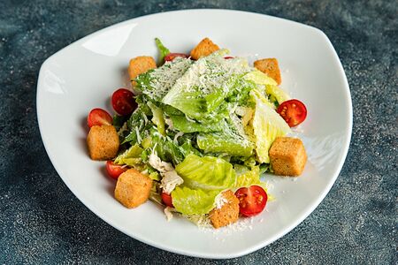 Салат Цезарь с отварной куриной грудкой