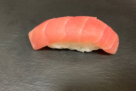 Суши с тунцом