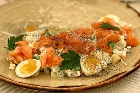 Оливье с лососем и щучьей икрой