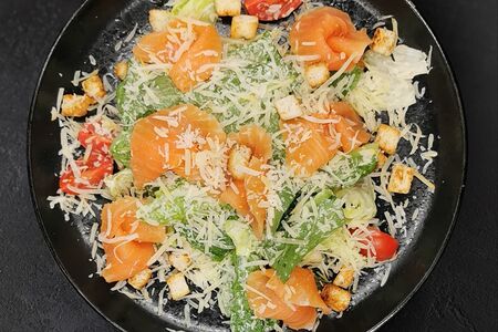 Салат Цезарь с лососем домашнего посола