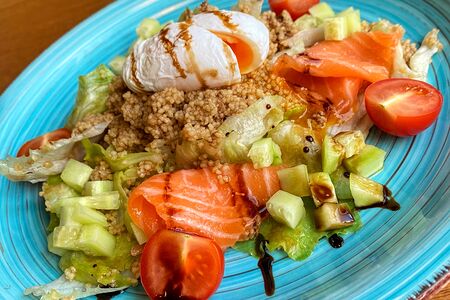 Салат с семгой, яйцом пашот и кускус