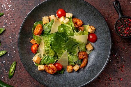 Салат Цезарь с креветками