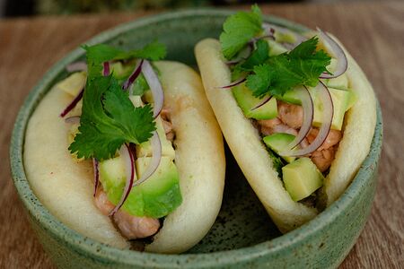 Бао с лососем и авокадо