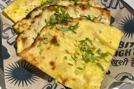 Cheese garlic naan