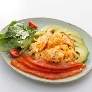 Классический скрембл с семгой слабой соли