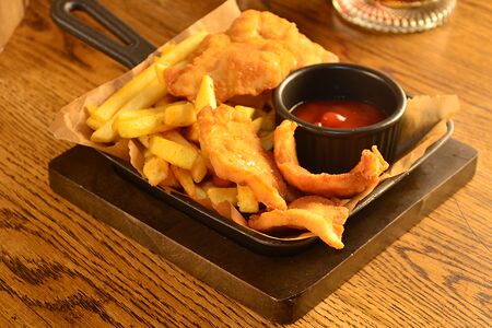 Картофель фри с наггетсами