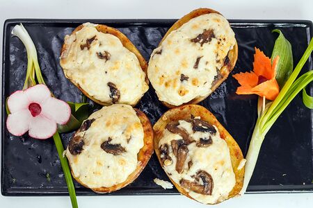 Картофель, фаршированный грибами