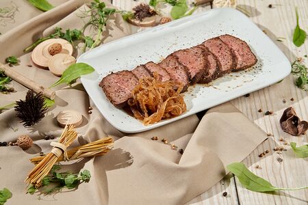 Маринованный ростбиф с луком